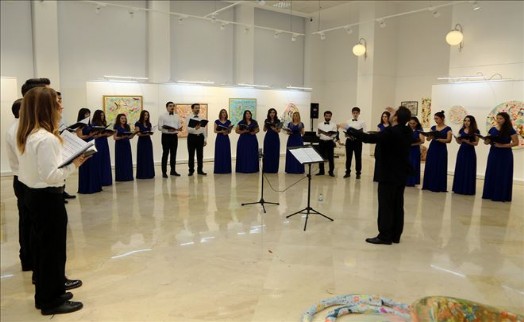 NAZIM KOROSUNDAN SERGİ SALONUNDA ÇOK SESLİ KONSER