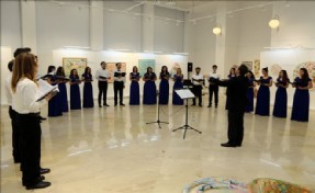 NAZIM KOROSUNDAN SERGİ SALONUNDA ÇOK SESLİ KONSER