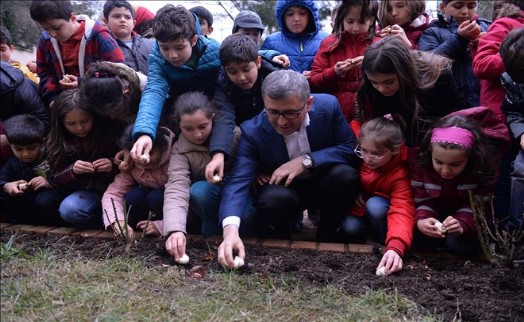 ÜSKÜDAR´DA ÖĞRENCİLER LALE SOĞANI DİKTİ