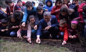 ÜSKÜDAR´DA ÖĞRENCİLER LALE SOĞANI DİKTİ