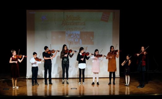 AKADEMİ ÖĞRENCİLERİNDEN MÜZİK ZİYAFETİ
