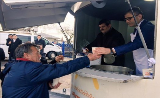 HİLMİ TÜRKMEN ÜSKÜDARLILARA ÇORBA DAĞITTI