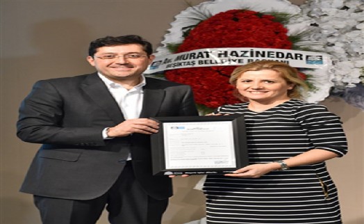 BAŞKAN HAZİNEDAR, ÇALIŞMA RUHSATLARINI TESLIM ETTİ