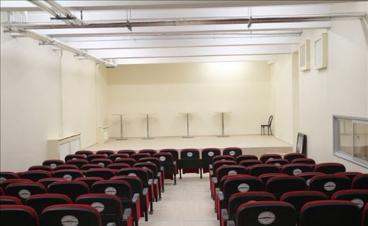 Büyükçekmece Belediyesi´nden Erdem Bayazıt´a Modern Konferans Salonu