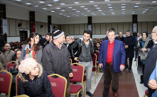 BAŞKAN KADIOĞLU´NDAN ÜNİVERSİTELİLERE EĞİTİM DESTEĞİ