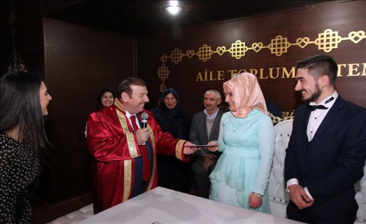 70 ÇİFT SEVGİLİLER GÜNÜNDE EVLİLİK İÇİN ?EVET´ DEDİ