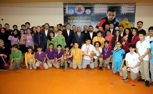 KAĞITHANE´DE TENİSTE BAŞARILI ÖĞRENCİLER ÖDÜLLENDİRİLDİ