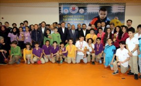 KAĞITHANE´DE TENİSTE BAŞARILI ÖĞRENCİLER ÖDÜLLENDİRİLDİ