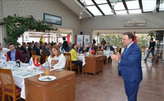 KADIN KUAFÖRLERİ IŞIKLAR İLE BİRARAYA GELDİ