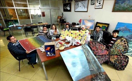 Engelliler Atıklardan 3 Boyutlu Tablo ve Süs Eşyası Yapıyorlar