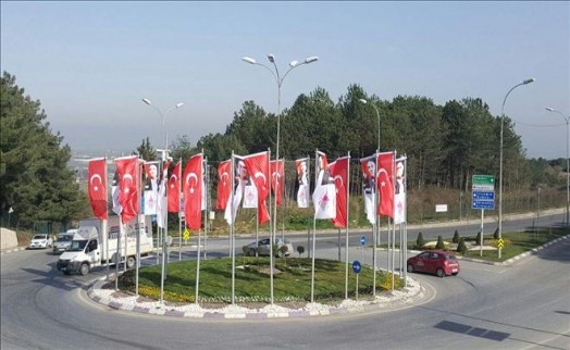Çatalca´da Şair Necmettin Halil Onan Bulvarı´nda Bayraklar Dalgalanıyor