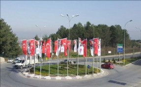 Çatalca´da Şair Necmettin Halil Onan Bulvarı´nda Bayraklar Dalgalanıyor