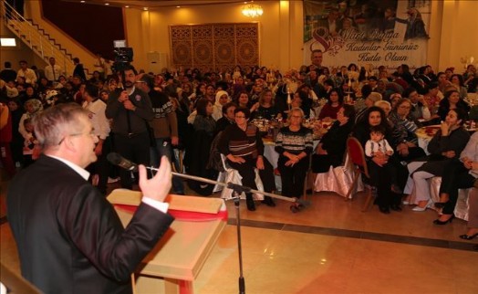 Çatalca´da 8 Mart Dünya Emekçi Kadınlar Günü Programında Yüzlerce Kadın Bir Araya Geldi