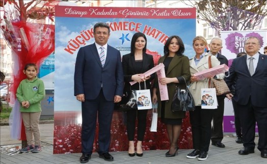 BAŞKAN KARADENİZ´DEN KADINLARA 10 BİN GÜL