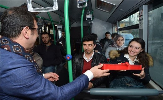 BAŞKAN İMAMOĞLU, 8 MART´I KARANFİLLERLE KUTLADI