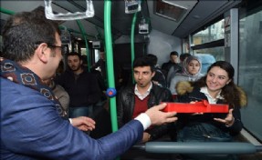 BAŞKAN İMAMOĞLU, 8 MART´I KARANFİLLERLE KUTLADI