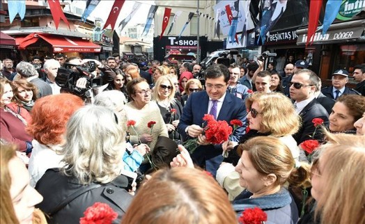 BEŞİKTAŞ BELEDİYE BAŞKANI MURAT HAZİNEDAR ÇARŞIDA KADINLARA KARANFİL DAĞITTI