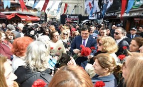 BEŞİKTAŞ BELEDİYE BAŞKANI MURAT HAZİNEDAR ÇARŞIDA KADINLARA KARANFİL DAĞITTI
