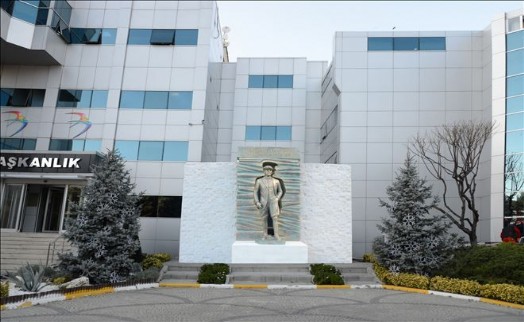BEYLİKDUZÜ BELEDİYE BİNASI ÖNÜNE YENİ ATATÜRK ANITI