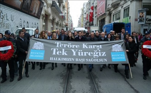 BEŞİKTAŞ BELEDİYESİ´NDEN İSTİKLAL´DE TERÖRE LANET YÜRÜYÜŞÜ