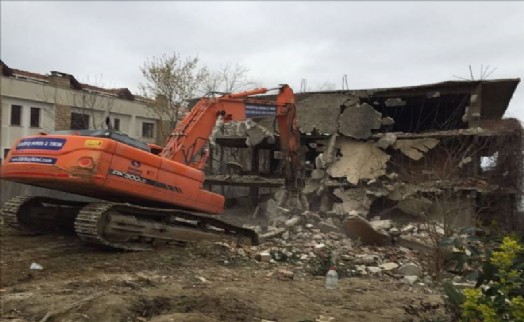 SİLİVRİ´DE 30 YILLIK METRUK BİNA ORTADAN KALDIRILDI
