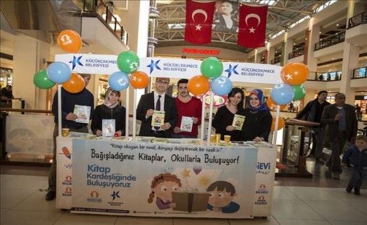 KÜÇÜKÇEKMECELİ ÖĞRENCİLERDEN KİTAP KARDEŞLİĞİ
