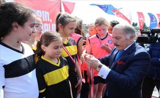 BAYRAMPAŞALI ?GENÇ ATLETLER´ RÜZGRLA YARIŞTI