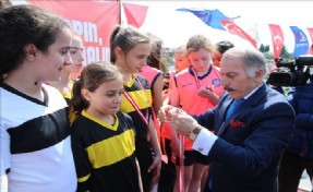 BAYRAMPAŞALI ?GENÇ ATLETLER´ RÜZGRLA YARIŞTI