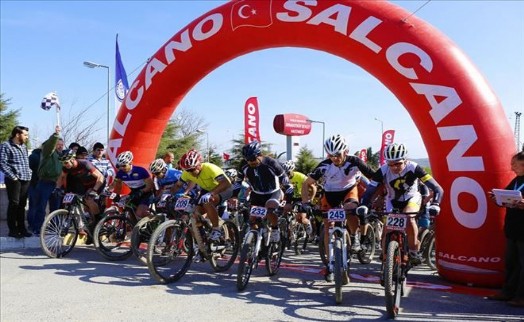 Arnavutköy´de Dağ Bisikleti Yarışı Nefes Kesti