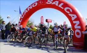 Arnavutköy´de Dağ Bisikleti Yarışı Nefes Kesti