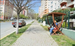 GÖLGELİKLİ BANKLARLA BEYLİKDÜZÜ YAZA HAZIRLANIYOR