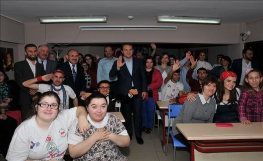 GAZİOSMANPAŞA BELEDİYESİ´YLE ENGELLİ GENÇLER HEM ÖĞRENİYOR, HEM ÜRETİYOR