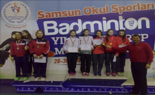 KÜÇÜKÇEKMECELİ ÖĞRENCİLERDEN BADMİNTON´DA BÜYÜK BAŞARI