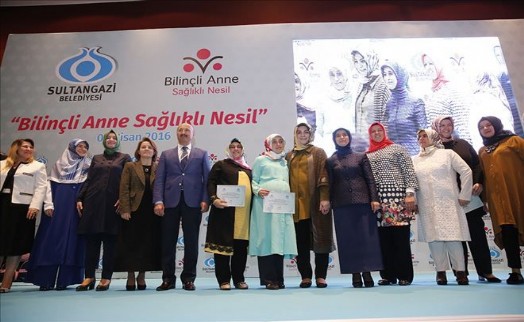 Sultangazi´de ´Bilinçli Anneler´ Sertifikalarını Dr. Sare Davutoğlu´nun Elinden Aldı