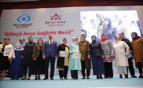 Sultangazi´de ´Bilinçli Anneler´ Sertifikalarını Dr. Sare Davutoğlu´nun Elinden Aldı