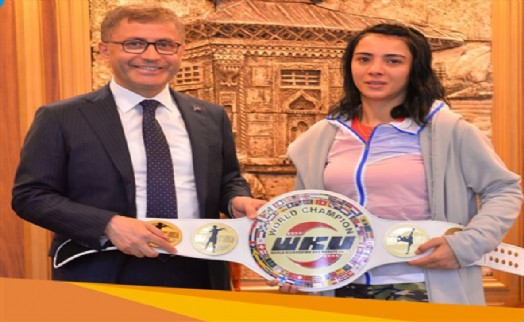 SABRİYE ŞENGÜL ŞAMPİYONLUK KEMERİNİ BAŞKAN TÜRKMEN´E GETİRDİ