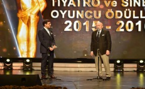 SİNEMA ONUR ÖDÜLÜNÜ TÜRKER İNANOĞLU´ BAŞKAN HAZİNEDAR´IN ELİNDEN ALDI