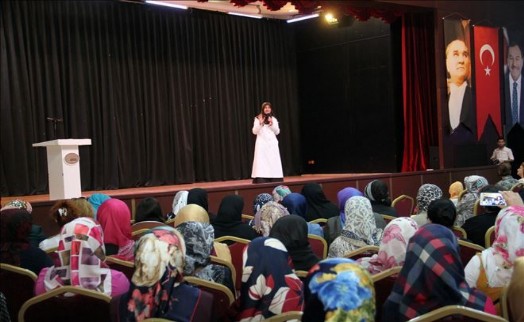 ESENYURT´TA 'TOPLUMUN TEMELİ AİLE' ADLI SEMİNER DÜZENLENDİ