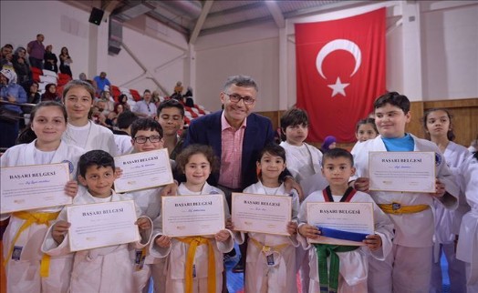 ÜSKÜDAR´DA KUŞAK ATLAYAN MİNİK SPORCULARA ÖDÜL TÖRENİ DÜZENLENDİ
