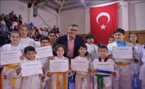 ÜSKÜDAR´DA KUŞAK ATLAYAN MİNİK SPORCULARA ÖDÜL TÖRENİ DÜZENLENDİ