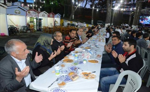 İLK İFTAR, BARIŞ, HOŞGÖRÜ VE HUZUR ALANI İSTİNYE´DE BAŞLADI
