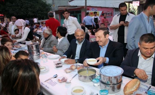BAŞKAN KADIOĞLU´´NDAN BİR GECEDE 4 İFTAR