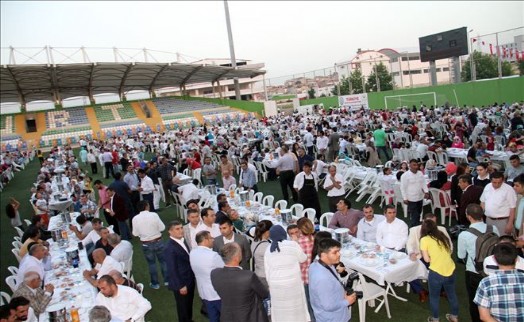 ESENYURT´TA 3 BİN KİŞİLİK İFTARIN ARDINDAN MİLLİ HEYECANI YAŞANDI