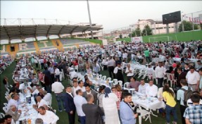 ESENYURT´TA 3 BİN KİŞİLİK İFTARIN ARDINDAN MİLLİ HEYECANI YAŞANDI