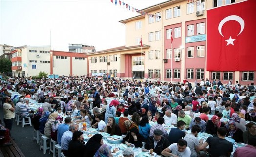 KÜÇÜKÇEKMECE´DE RAMAZAN BEREKETİ BİRLİKTE YAŞANIYOR