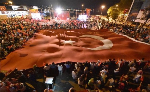 ON BİNLER DEMOKRASİ İÇİN BEŞİKTAŞ´TA BULUŞTU