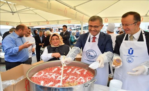 AŞURE GELENEĞİ ÜSKÜDAR´DA YAŞATILIYOR
