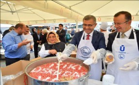 AŞURE GELENEĞİ ÜSKÜDAR´DA YAŞATILIYOR