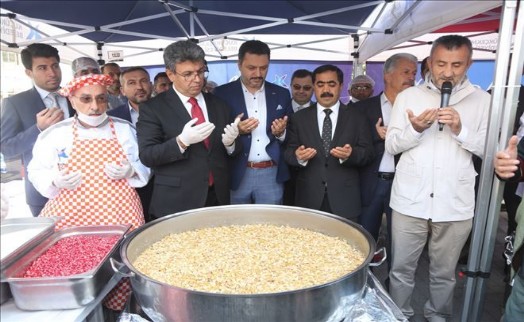 BAŞKAN KARADENİZ, VATANDAŞLARA AŞURE İKRAM ETTİ