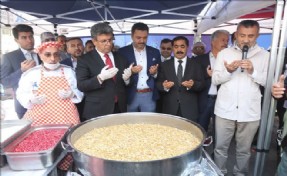 BAŞKAN KARADENİZ, VATANDAŞLARA AŞURE İKRAM ETTİ